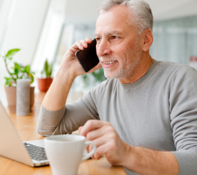 idoso a telefonar