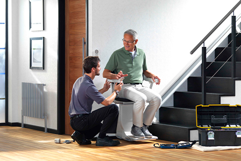 funcionario stannah a explicar como funciona o elevador de escadas