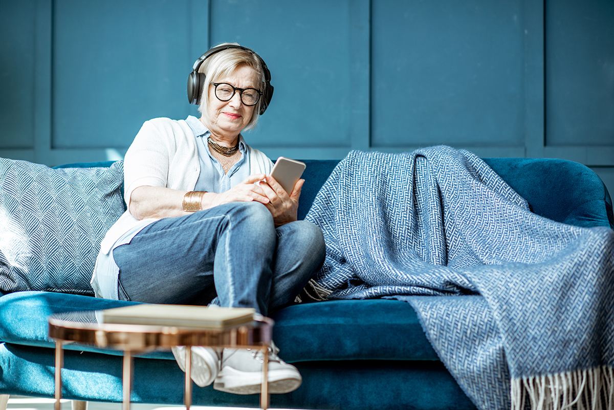 Mulher idosa ouve música e se prepara para a aposentadoria com um estilo de vida ativo