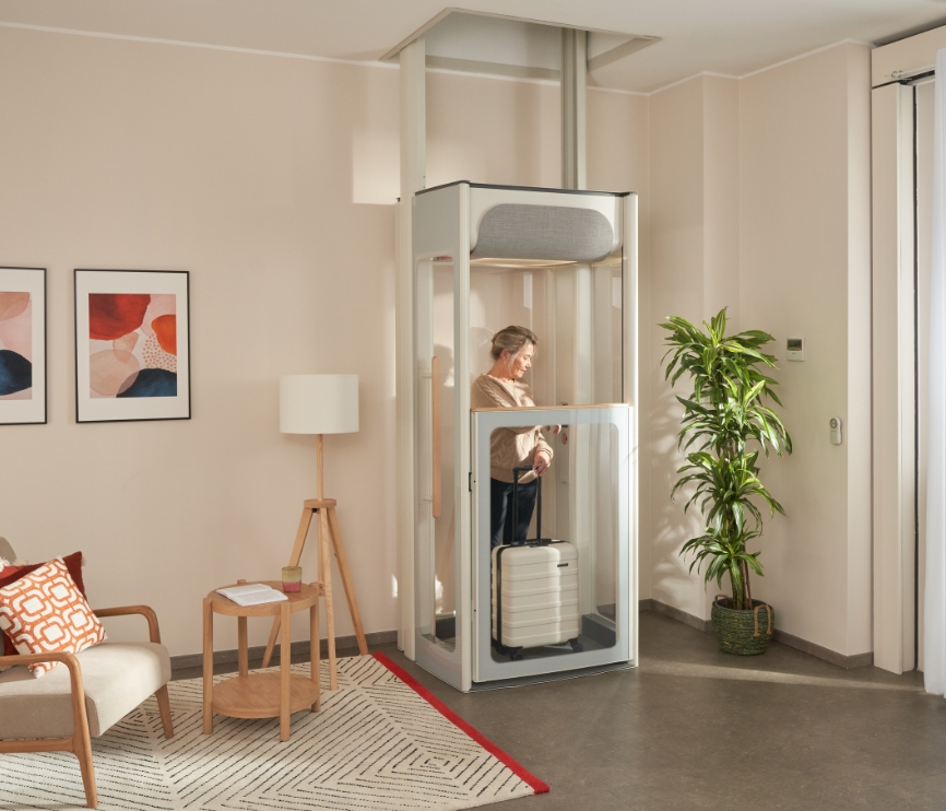 Mulher de meia-idade no seu elevador residencial Stannah Uplifts S2.