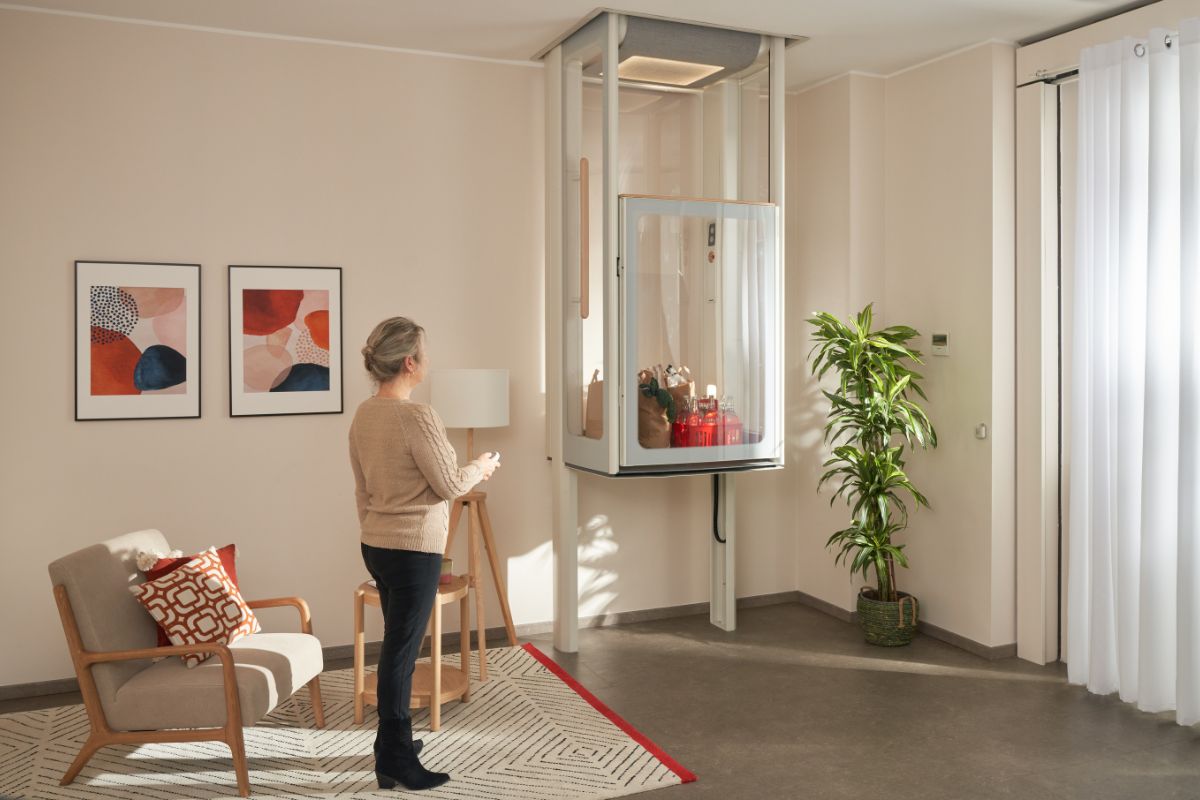 Mulher na sala transportando compras no Uplifts S2.