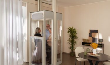 Três pessoas em um moderno elevador residencial Uplifts S3.