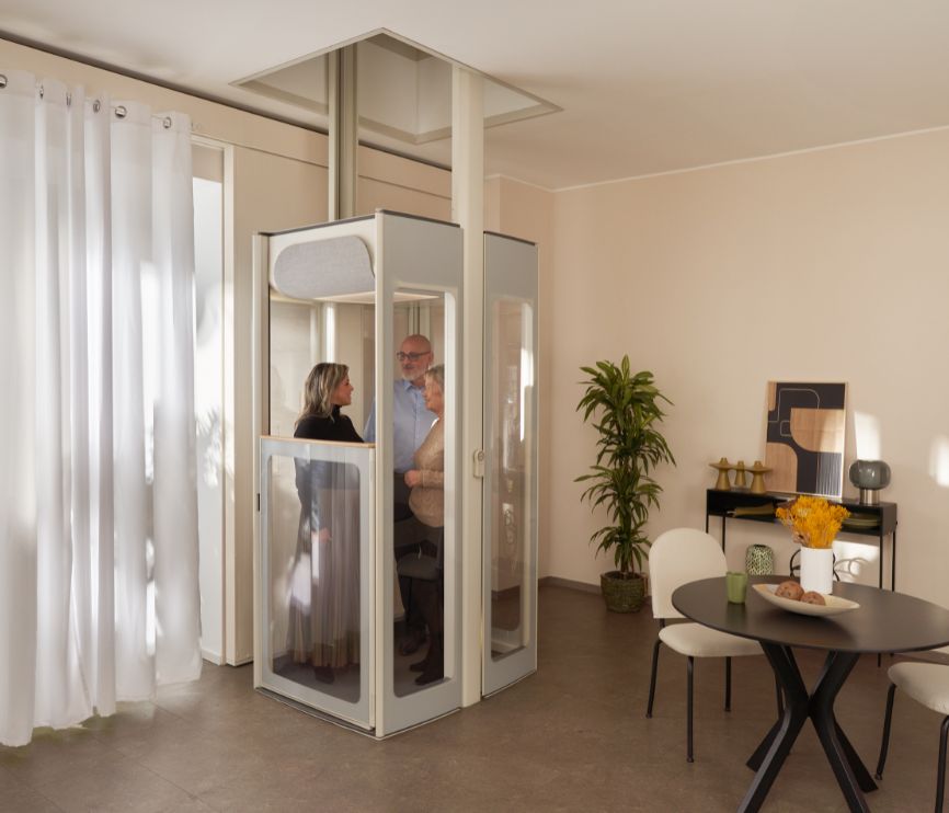 Três pessoas em um moderno elevador residencial Uplifts S3.