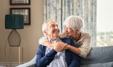 Casal feliz e independente na sua casa